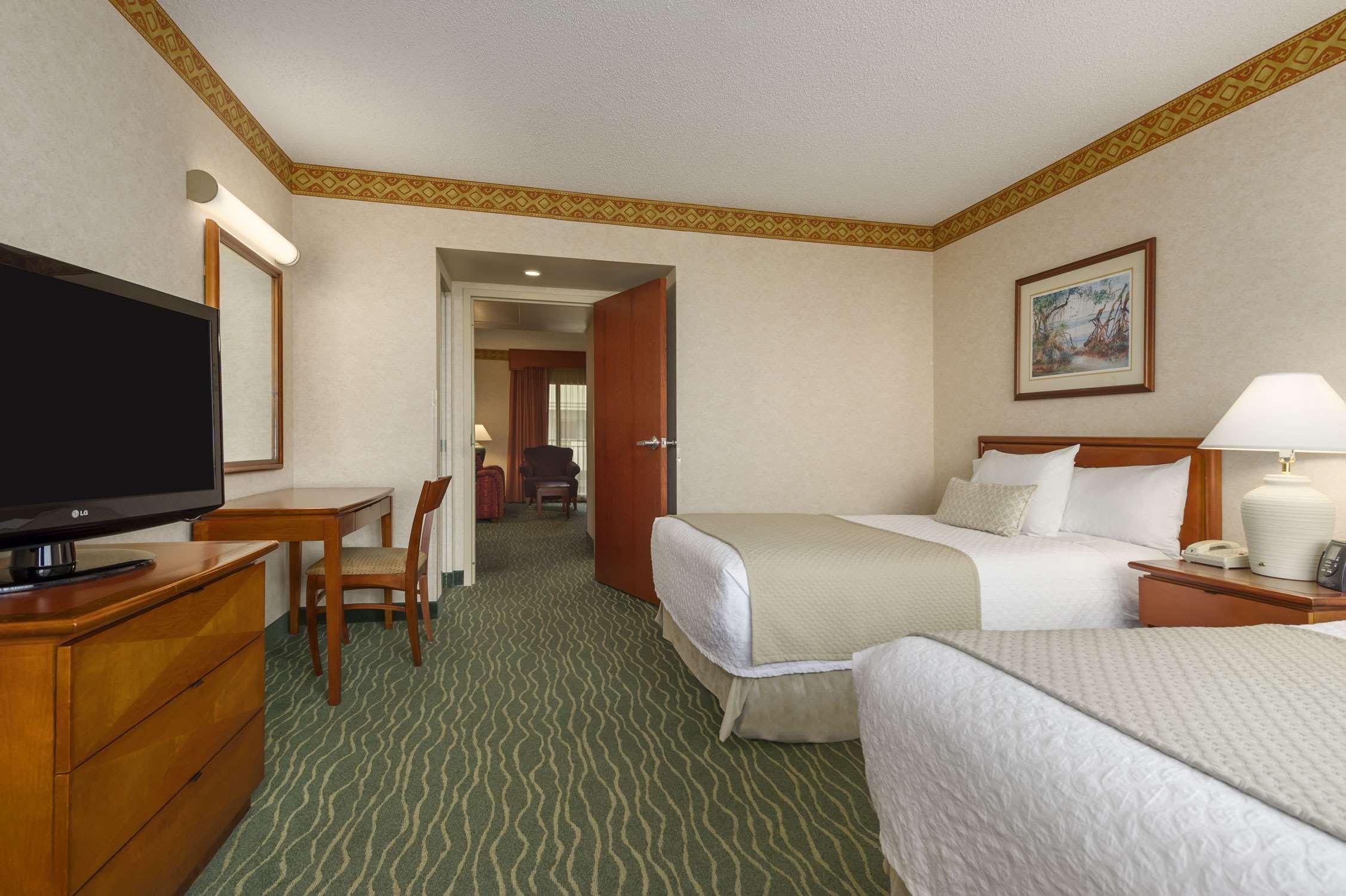 Embassy Suites By Hilton Tampa Usf Near Busch Gardens Zewnętrze zdjęcie