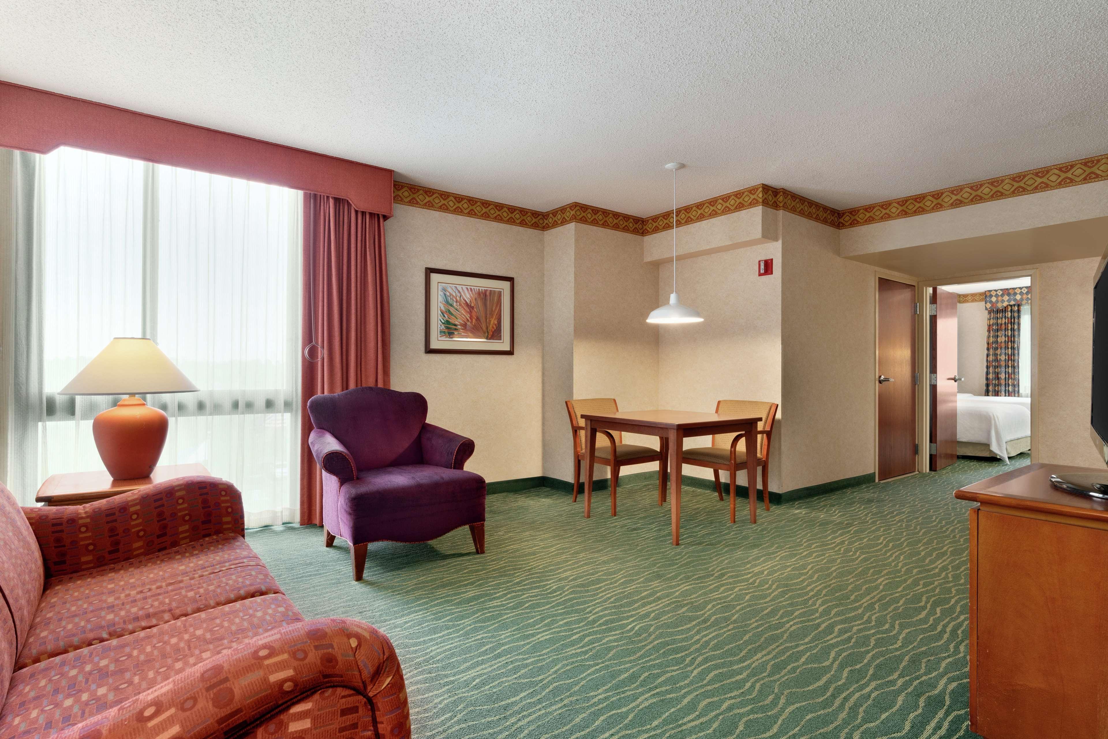 Embassy Suites By Hilton Tampa Usf Near Busch Gardens Zewnętrze zdjęcie