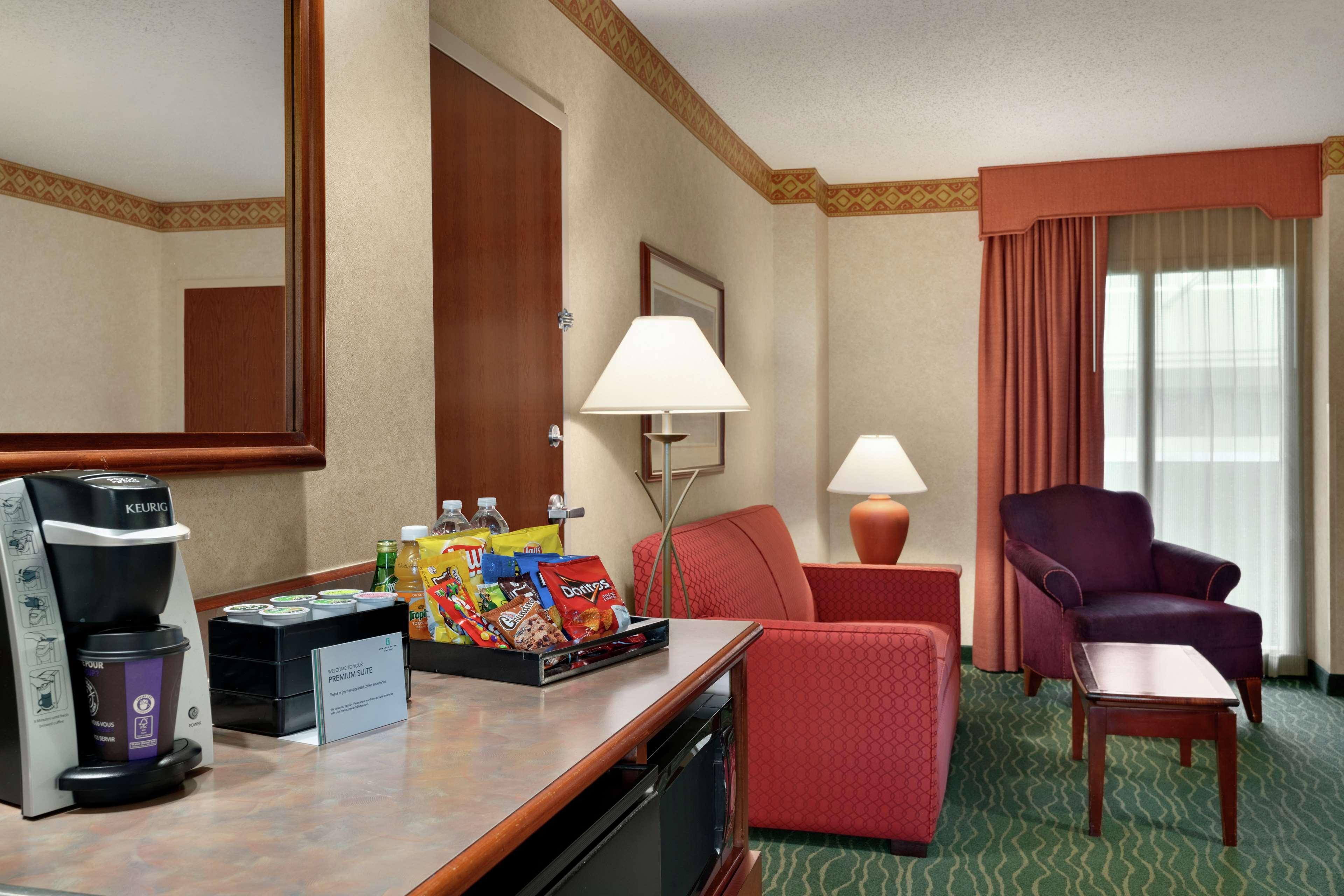 Embassy Suites By Hilton Tampa Usf Near Busch Gardens Zewnętrze zdjęcie