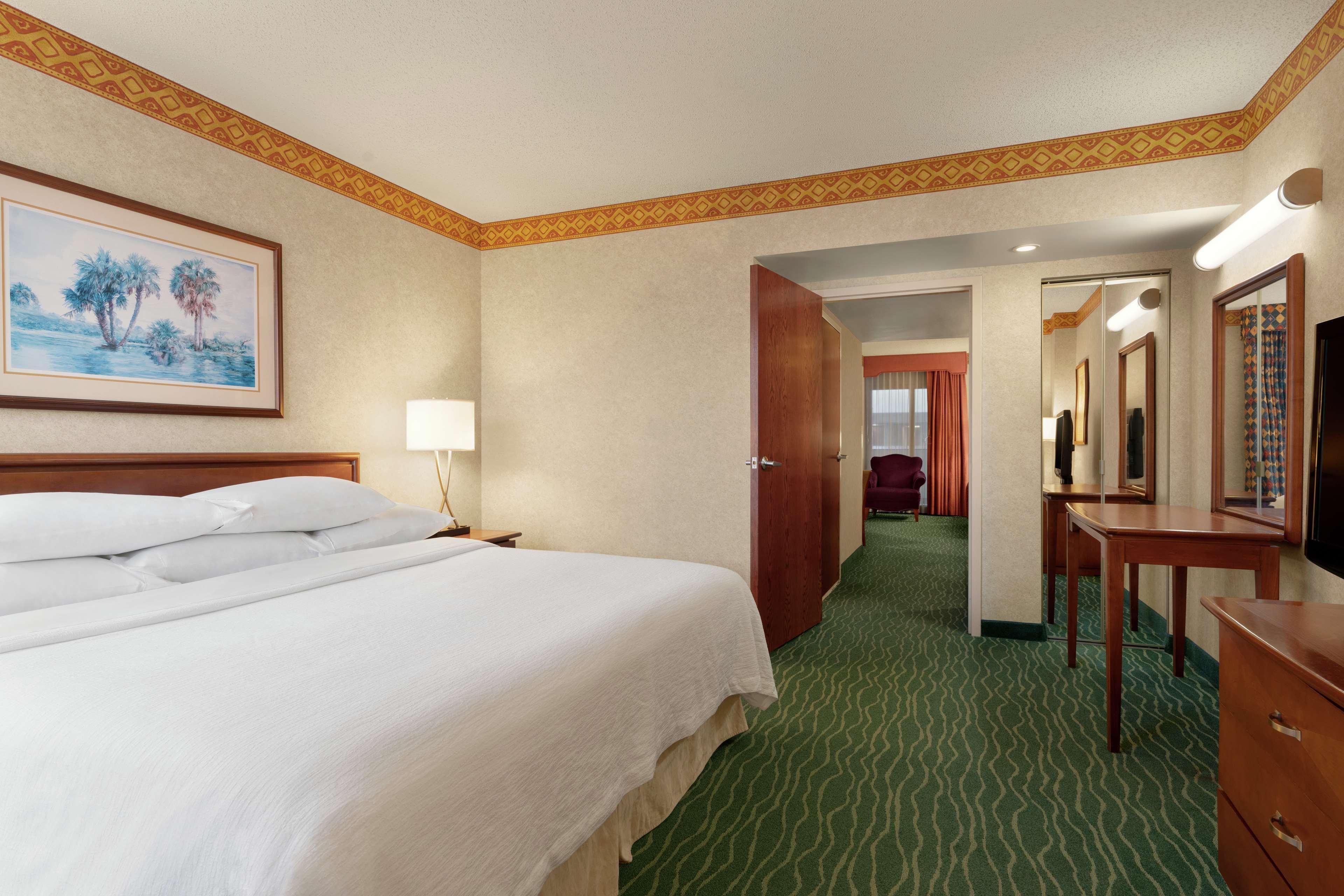 Embassy Suites By Hilton Tampa Usf Near Busch Gardens Zewnętrze zdjęcie