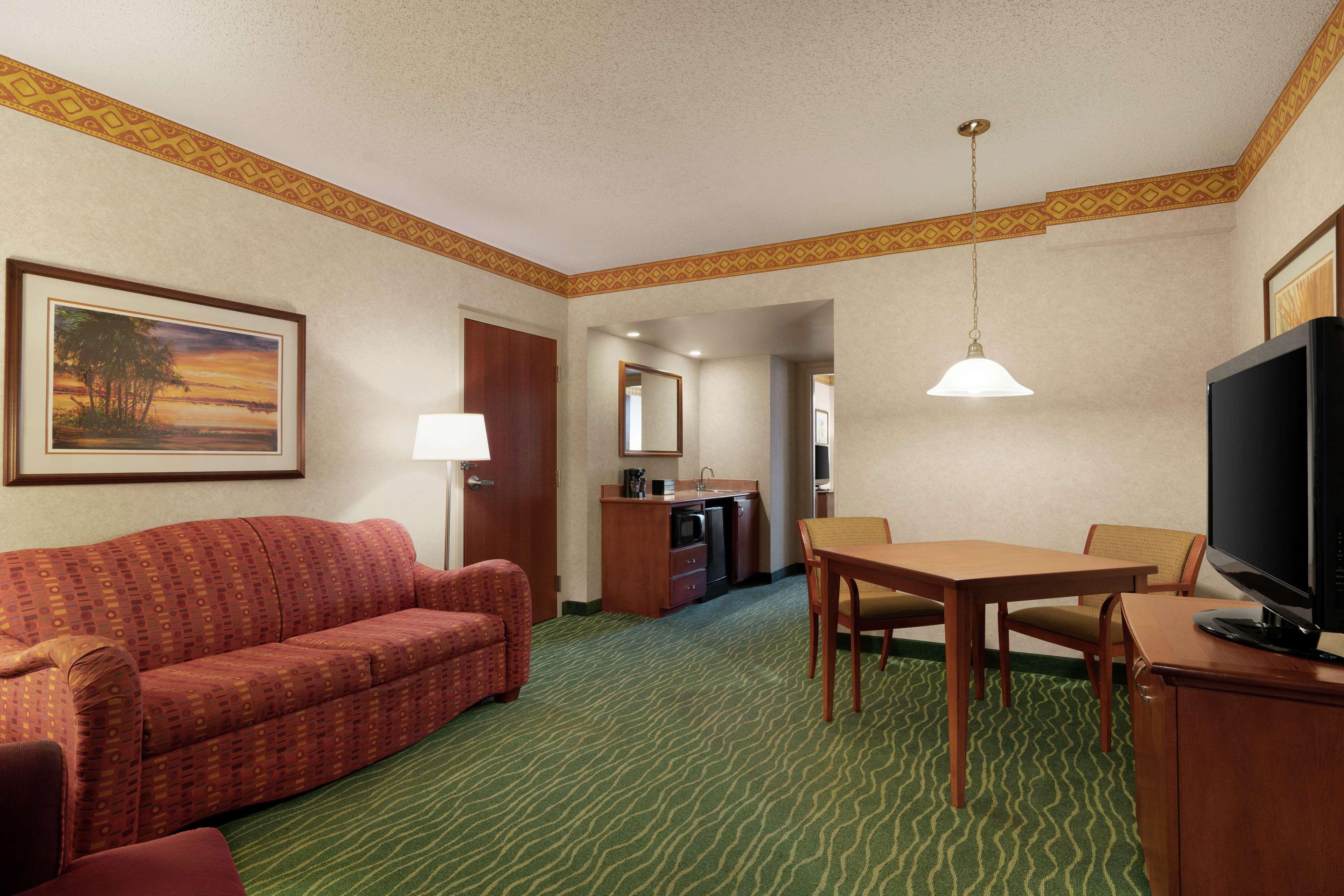 Embassy Suites By Hilton Tampa Usf Near Busch Gardens Zewnętrze zdjęcie