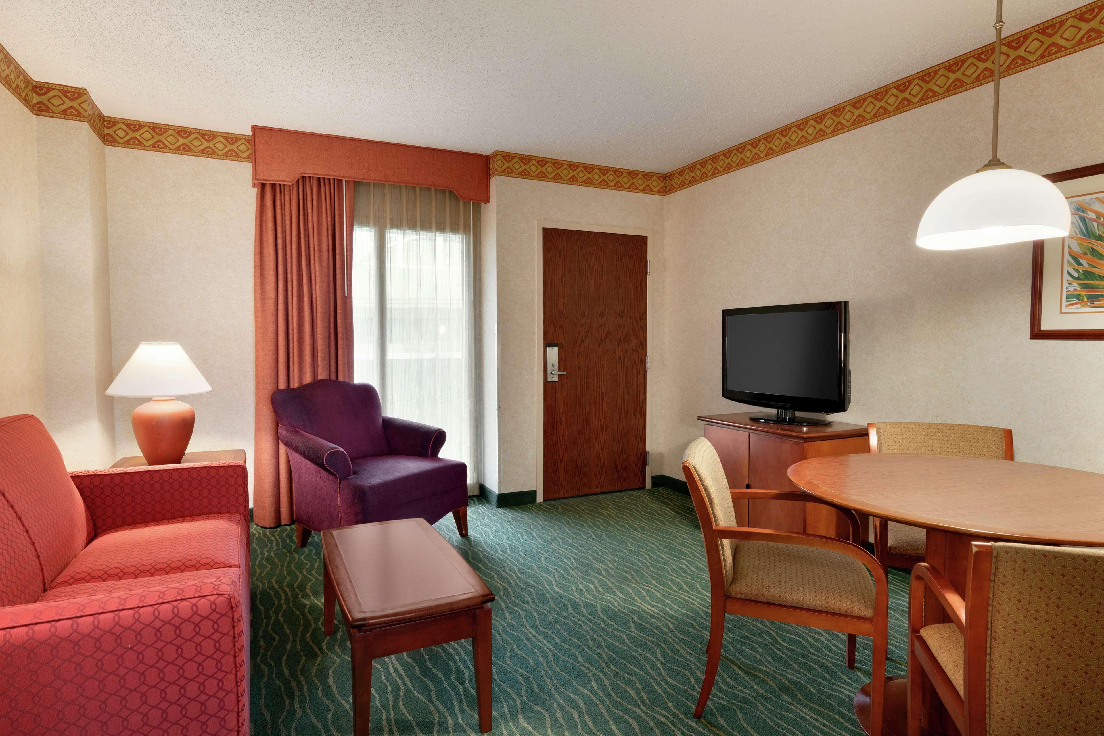 Embassy Suites By Hilton Tampa Usf Near Busch Gardens Zewnętrze zdjęcie