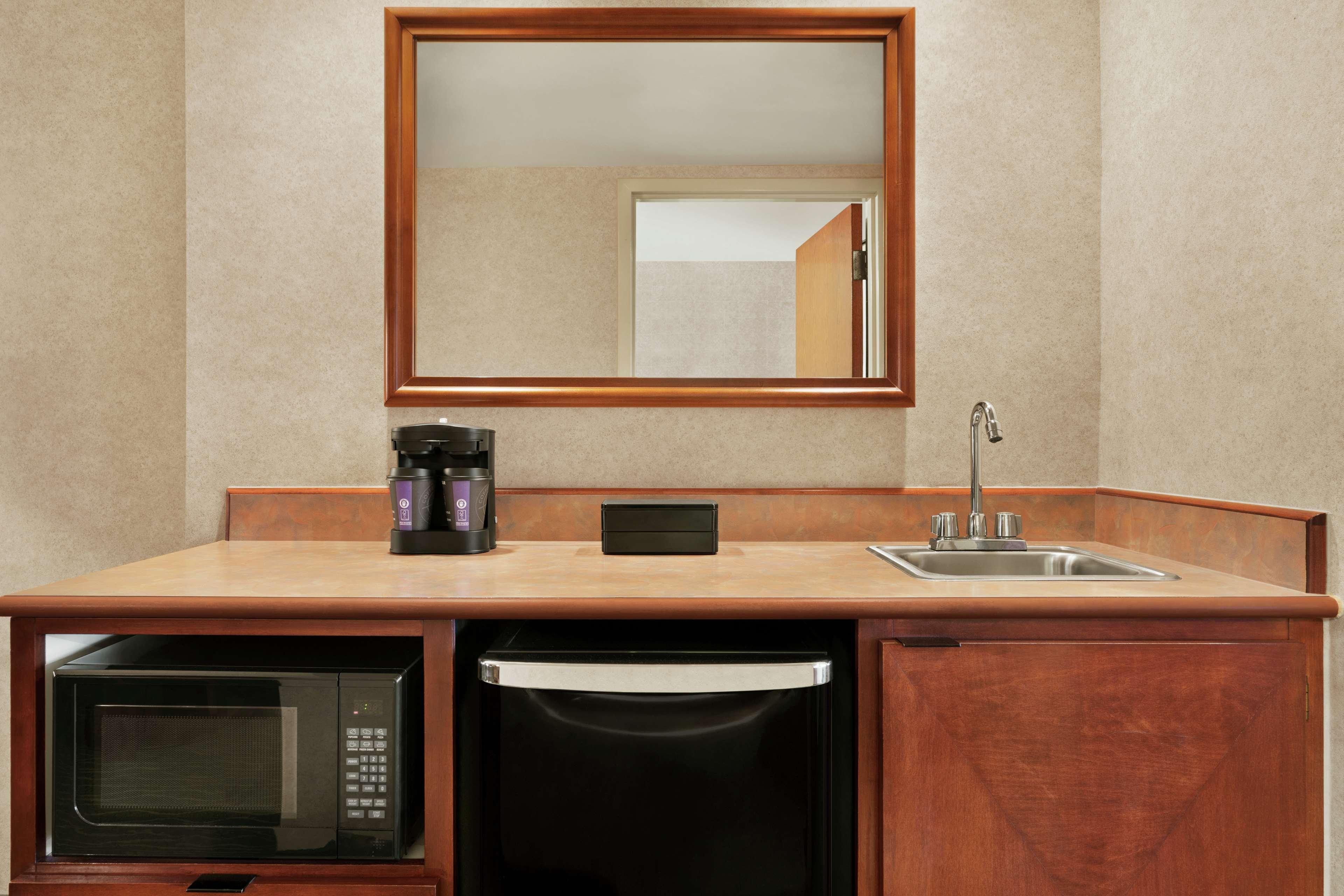Embassy Suites By Hilton Tampa Usf Near Busch Gardens Zewnętrze zdjęcie