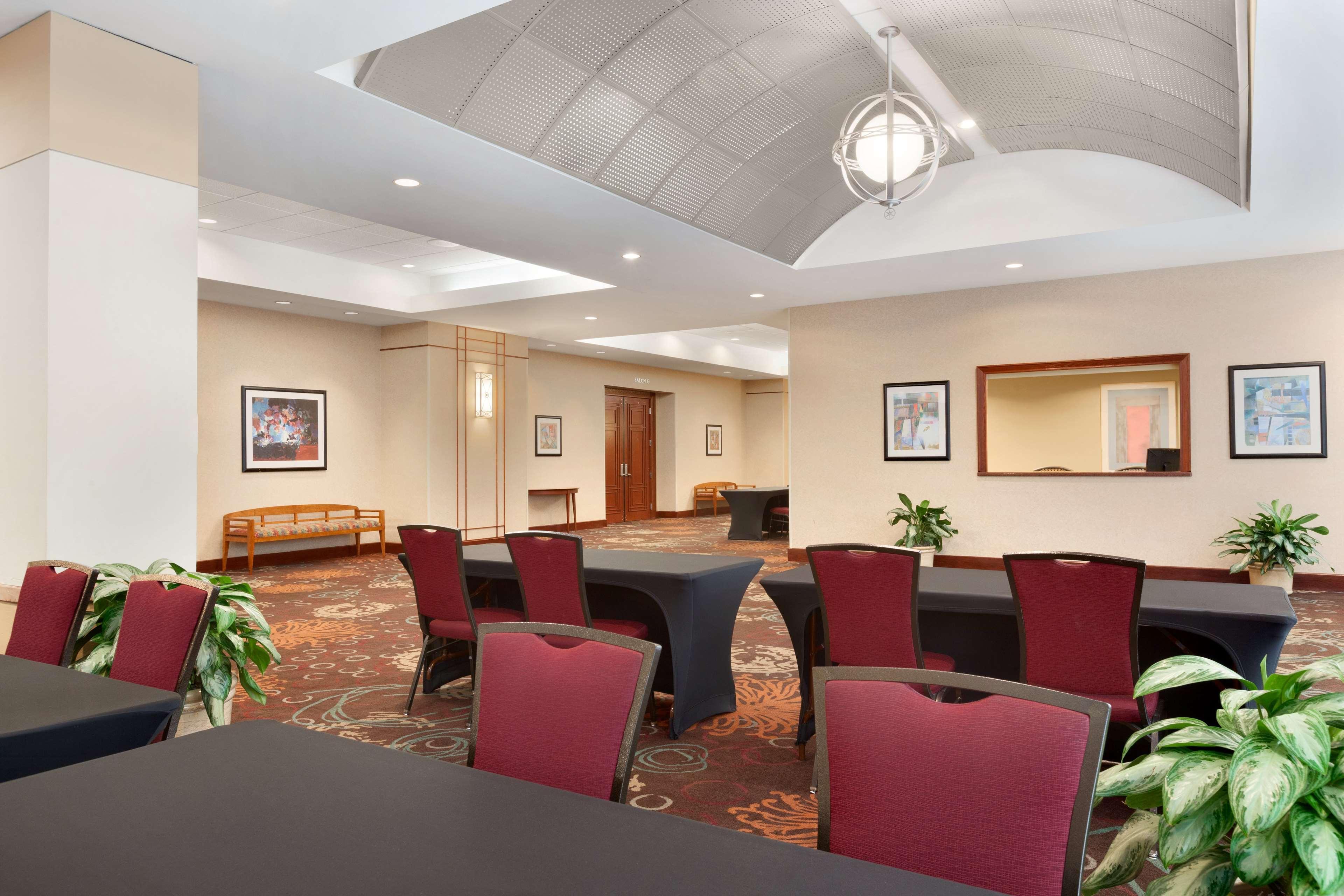 Embassy Suites By Hilton Tampa Usf Near Busch Gardens Zewnętrze zdjęcie