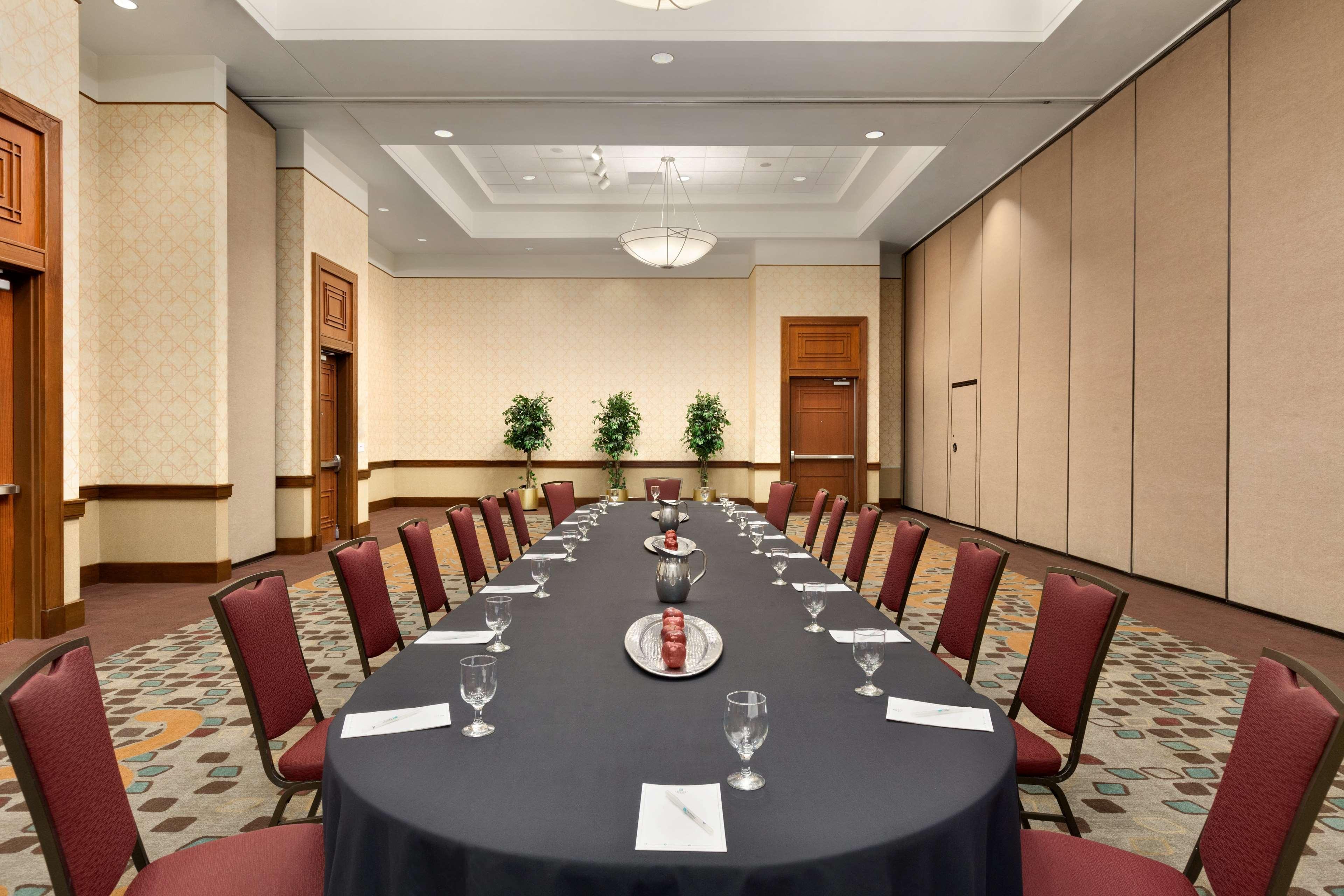 Embassy Suites By Hilton Tampa Usf Near Busch Gardens Zewnętrze zdjęcie
