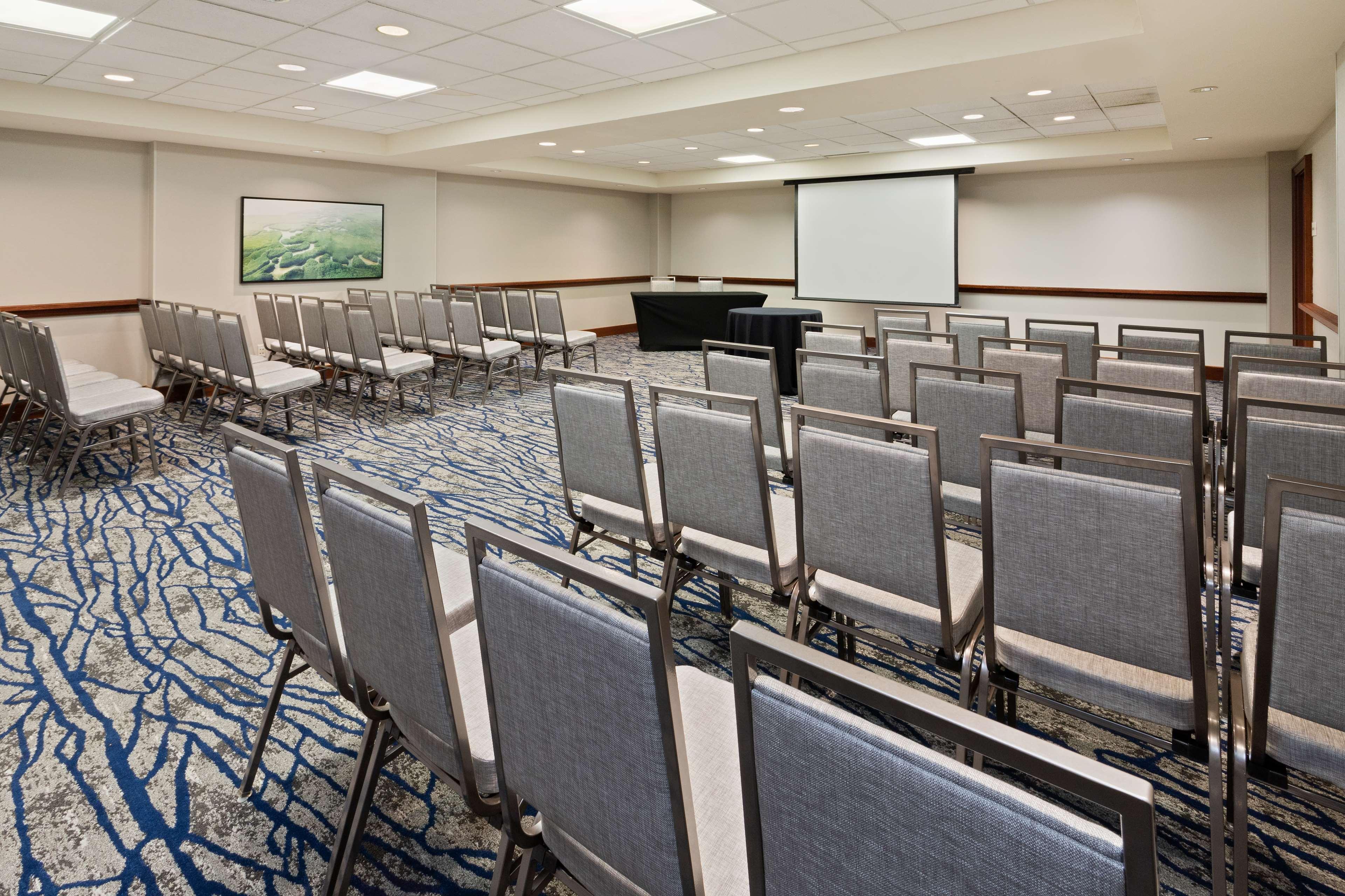 Embassy Suites By Hilton Tampa Usf Near Busch Gardens Zewnętrze zdjęcie