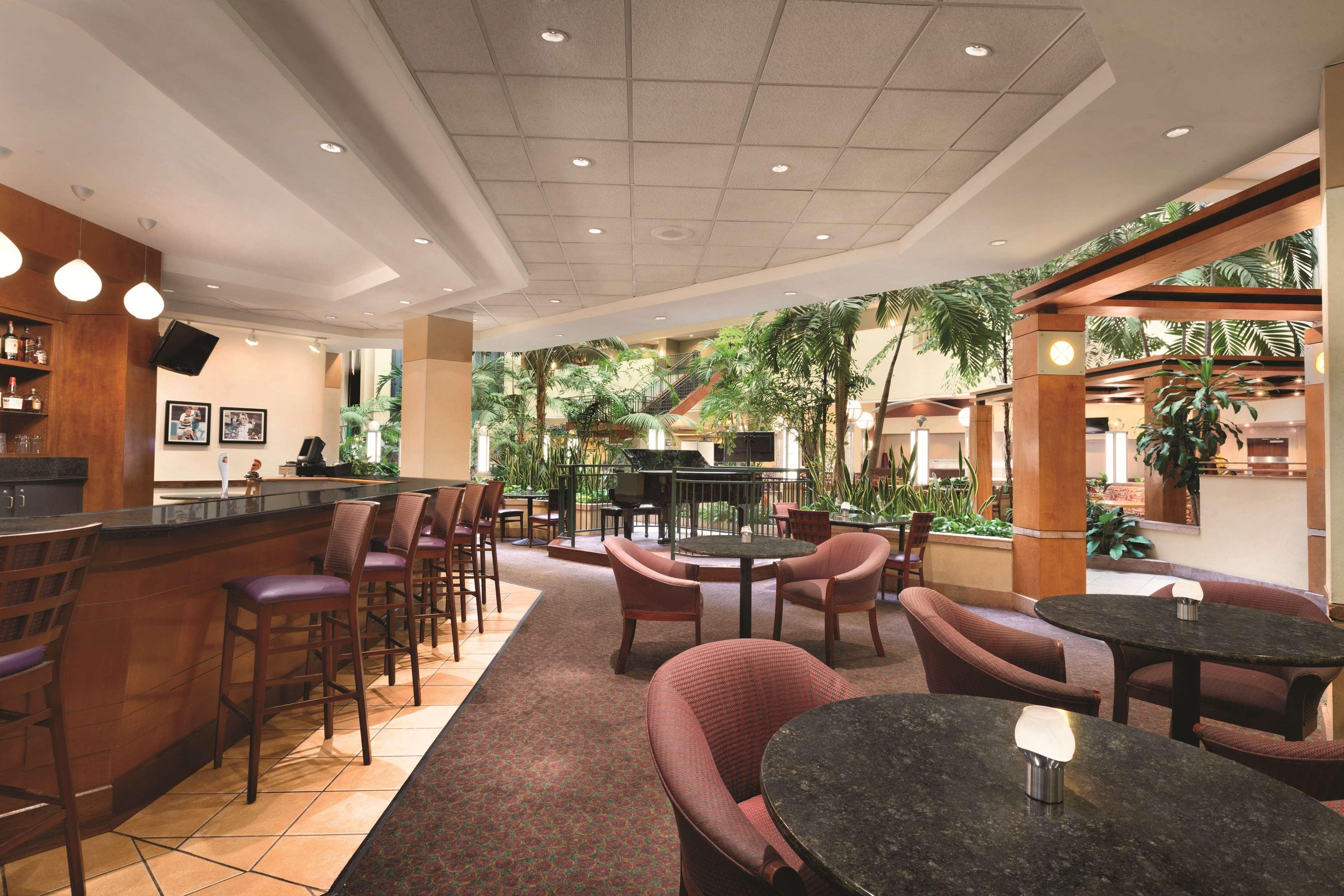 Embassy Suites By Hilton Tampa Usf Near Busch Gardens Zewnętrze zdjęcie