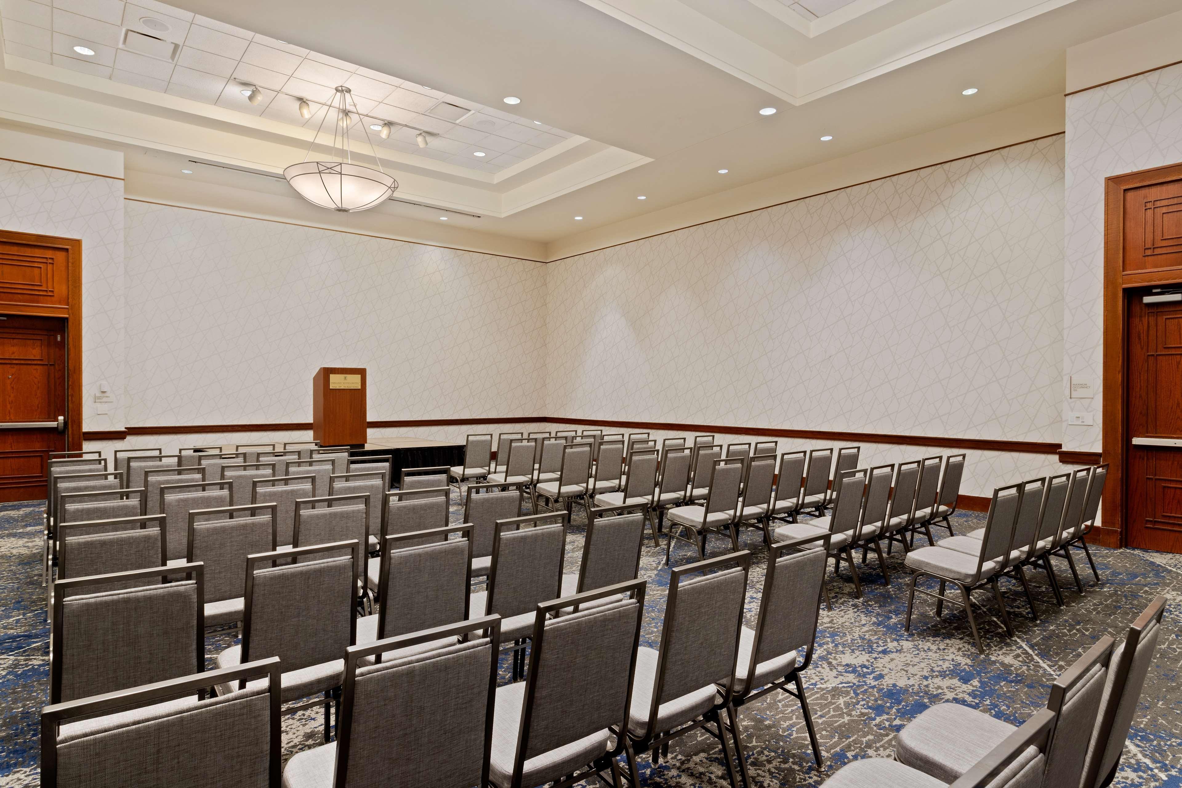 Embassy Suites By Hilton Tampa Usf Near Busch Gardens Zewnętrze zdjęcie