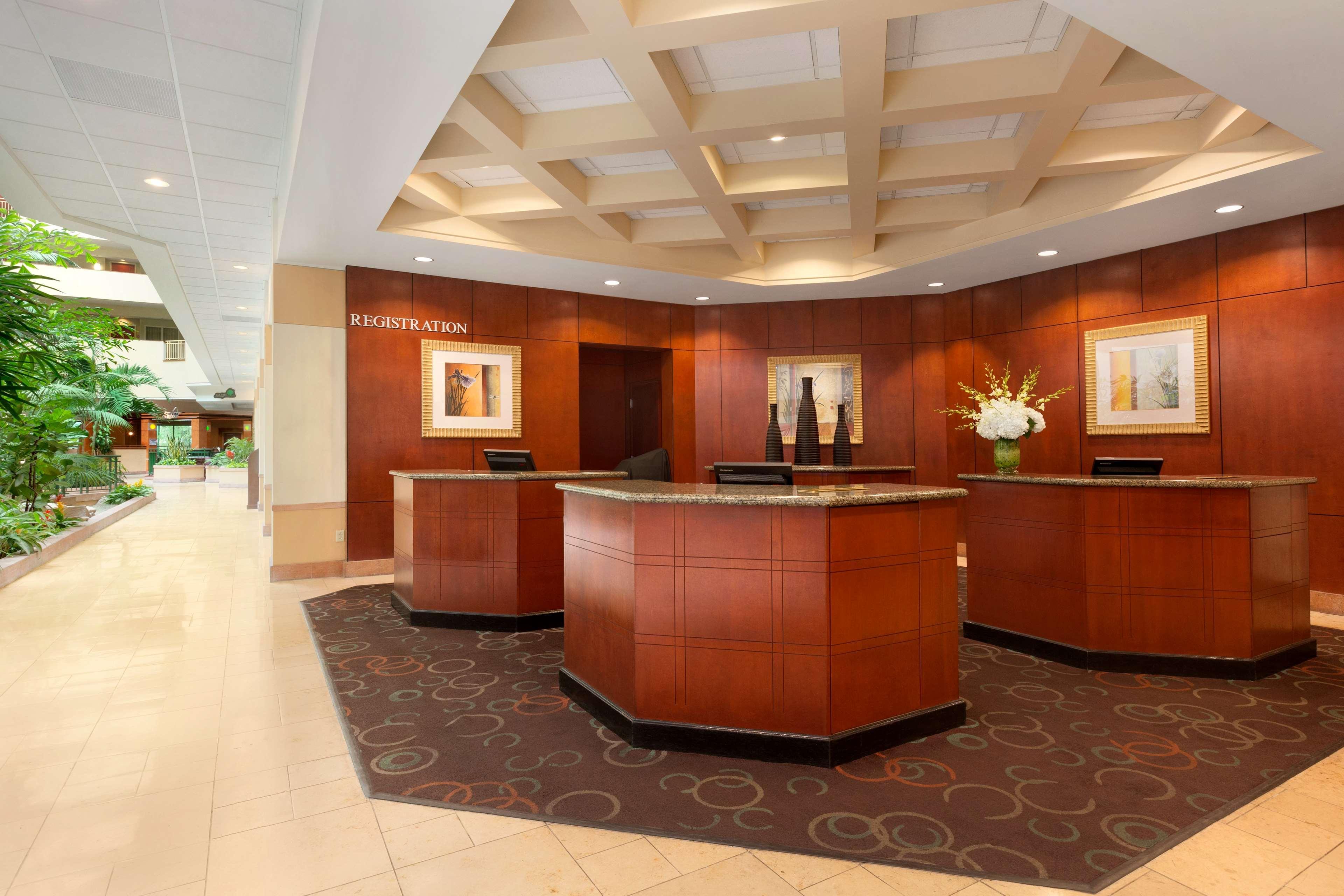 Embassy Suites By Hilton Tampa Usf Near Busch Gardens Zewnętrze zdjęcie