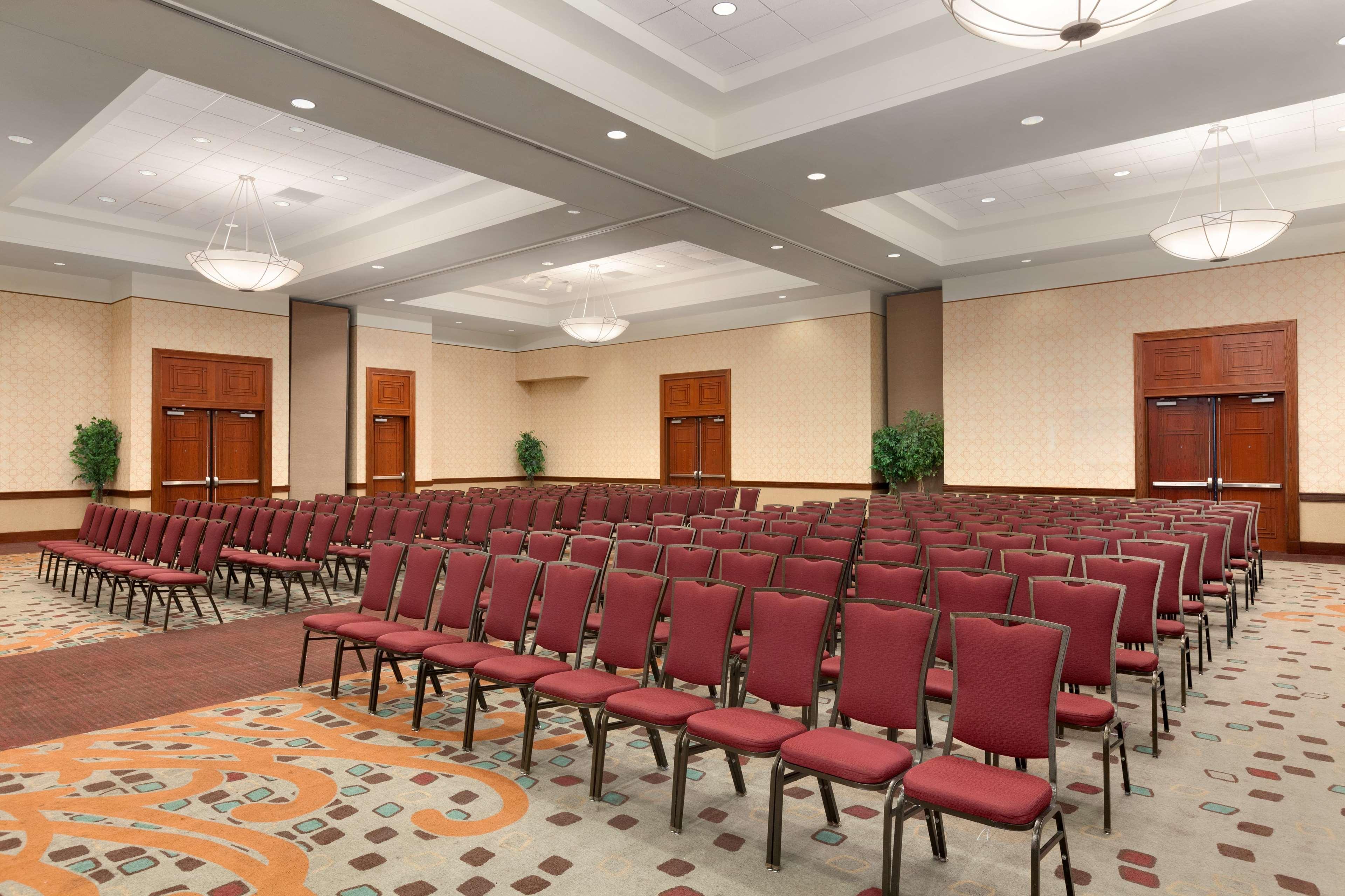 Embassy Suites By Hilton Tampa Usf Near Busch Gardens Zewnętrze zdjęcie