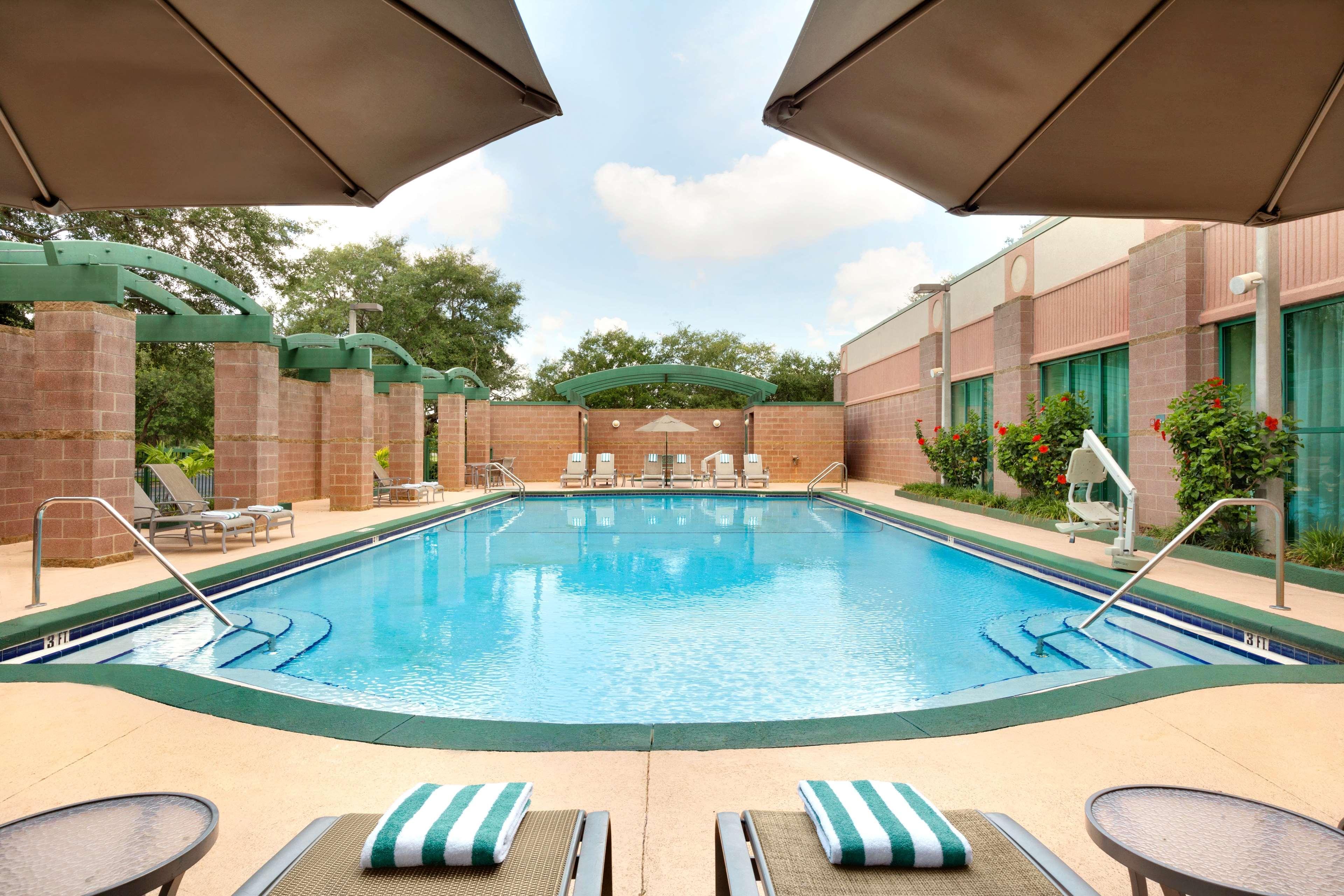 Embassy Suites By Hilton Tampa Usf Near Busch Gardens Zewnętrze zdjęcie