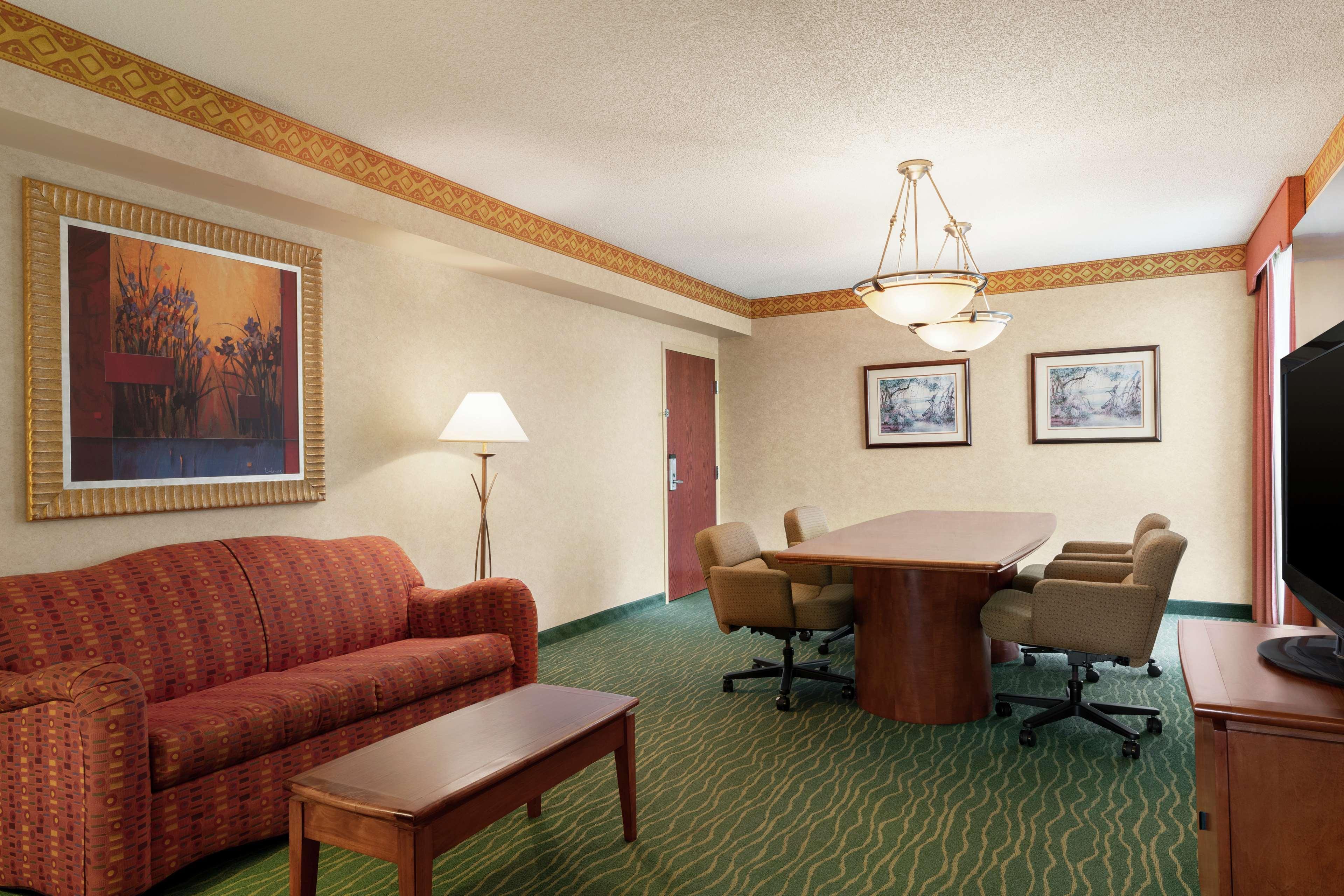 Embassy Suites By Hilton Tampa Usf Near Busch Gardens Zewnętrze zdjęcie