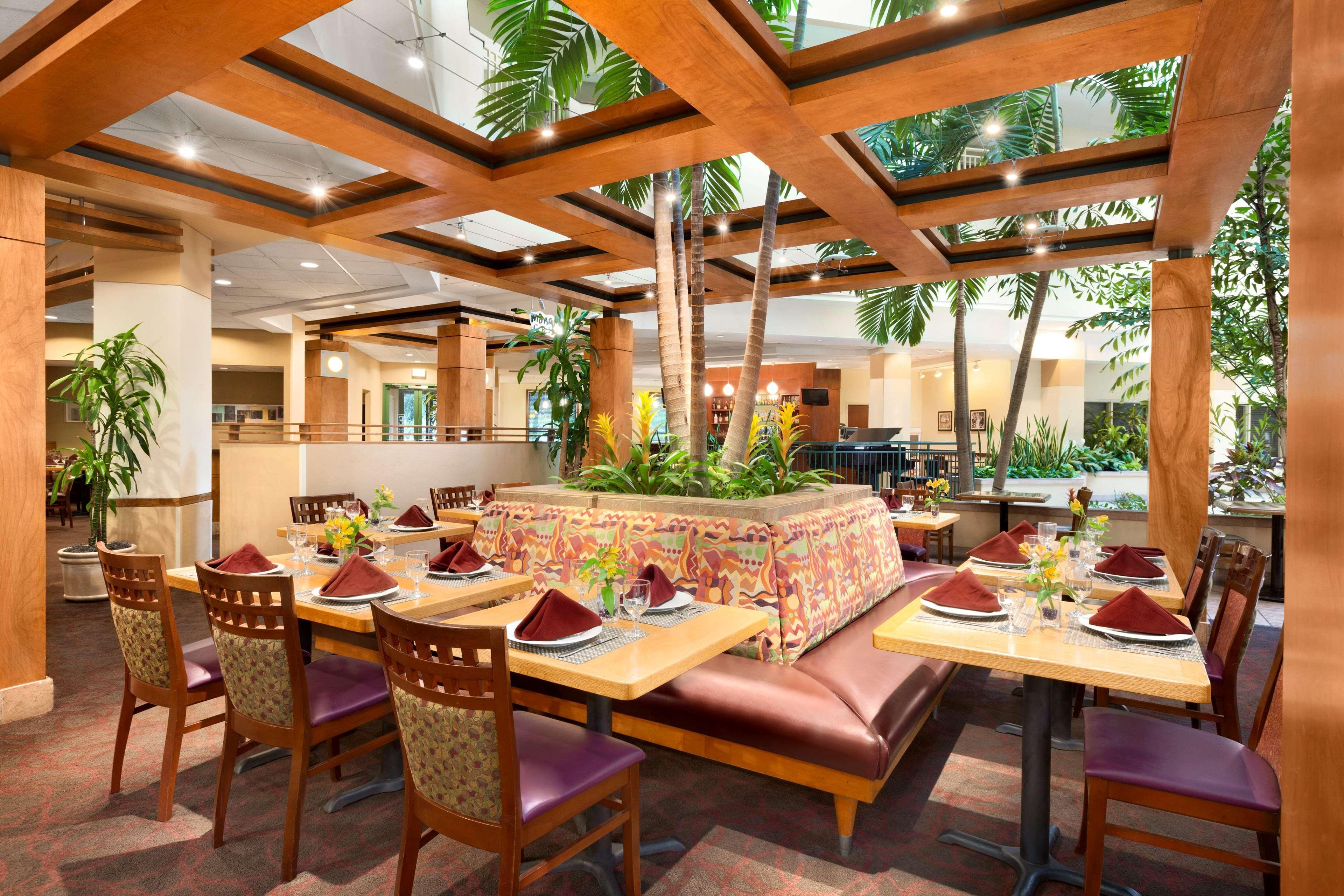 Embassy Suites By Hilton Tampa Usf Near Busch Gardens Zewnętrze zdjęcie