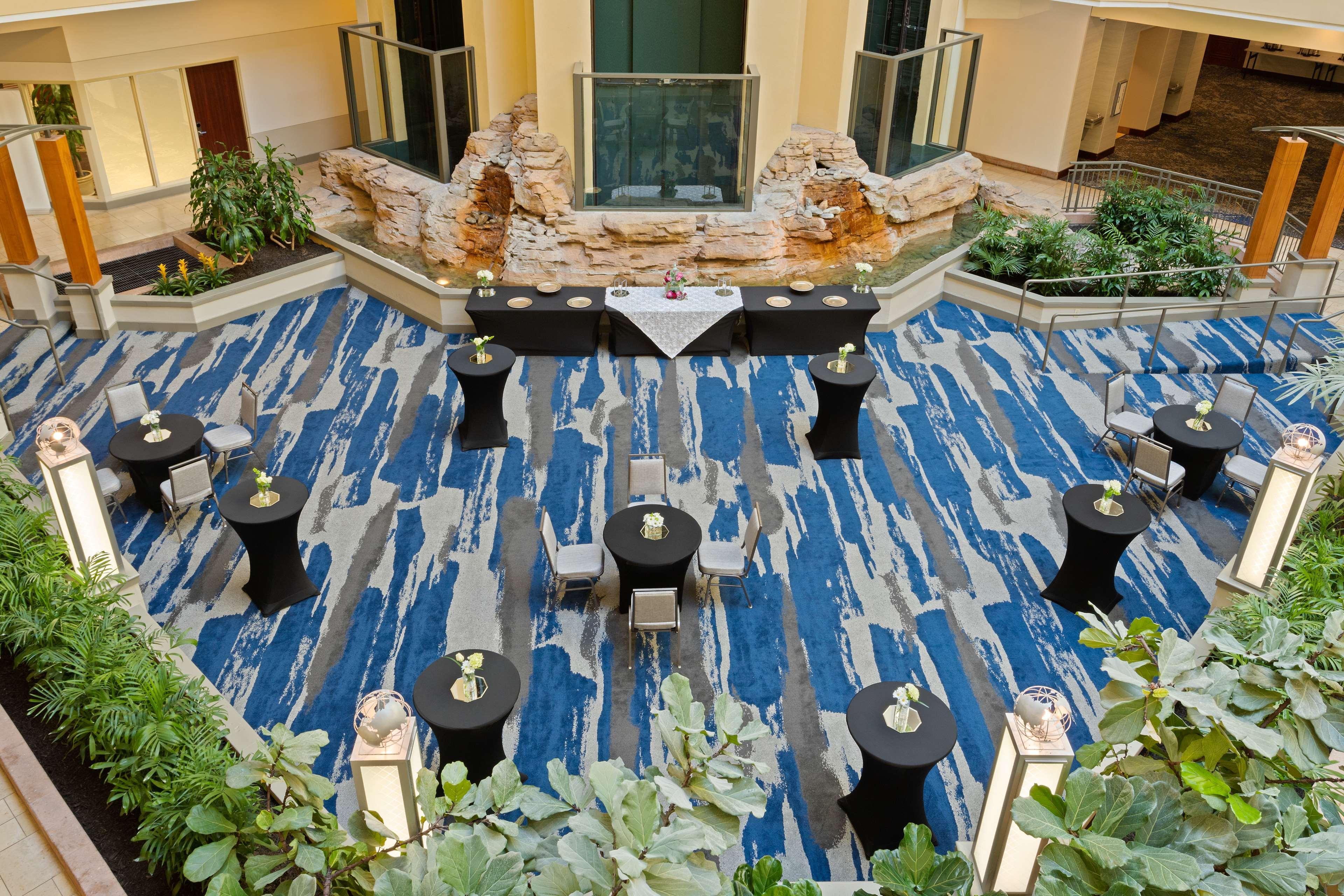 Embassy Suites By Hilton Tampa Usf Near Busch Gardens Zewnętrze zdjęcie