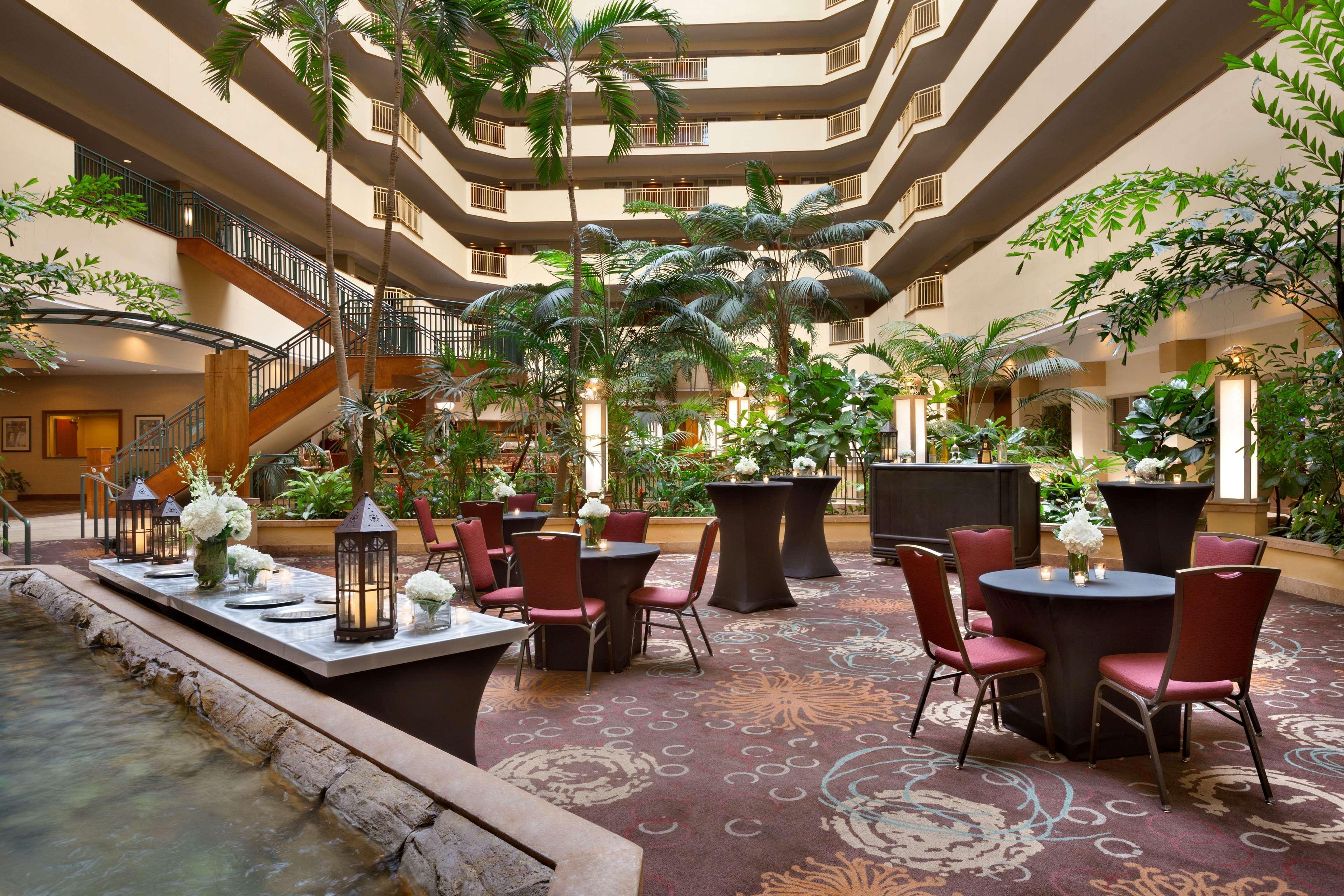 Embassy Suites By Hilton Tampa Usf Near Busch Gardens Zewnętrze zdjęcie