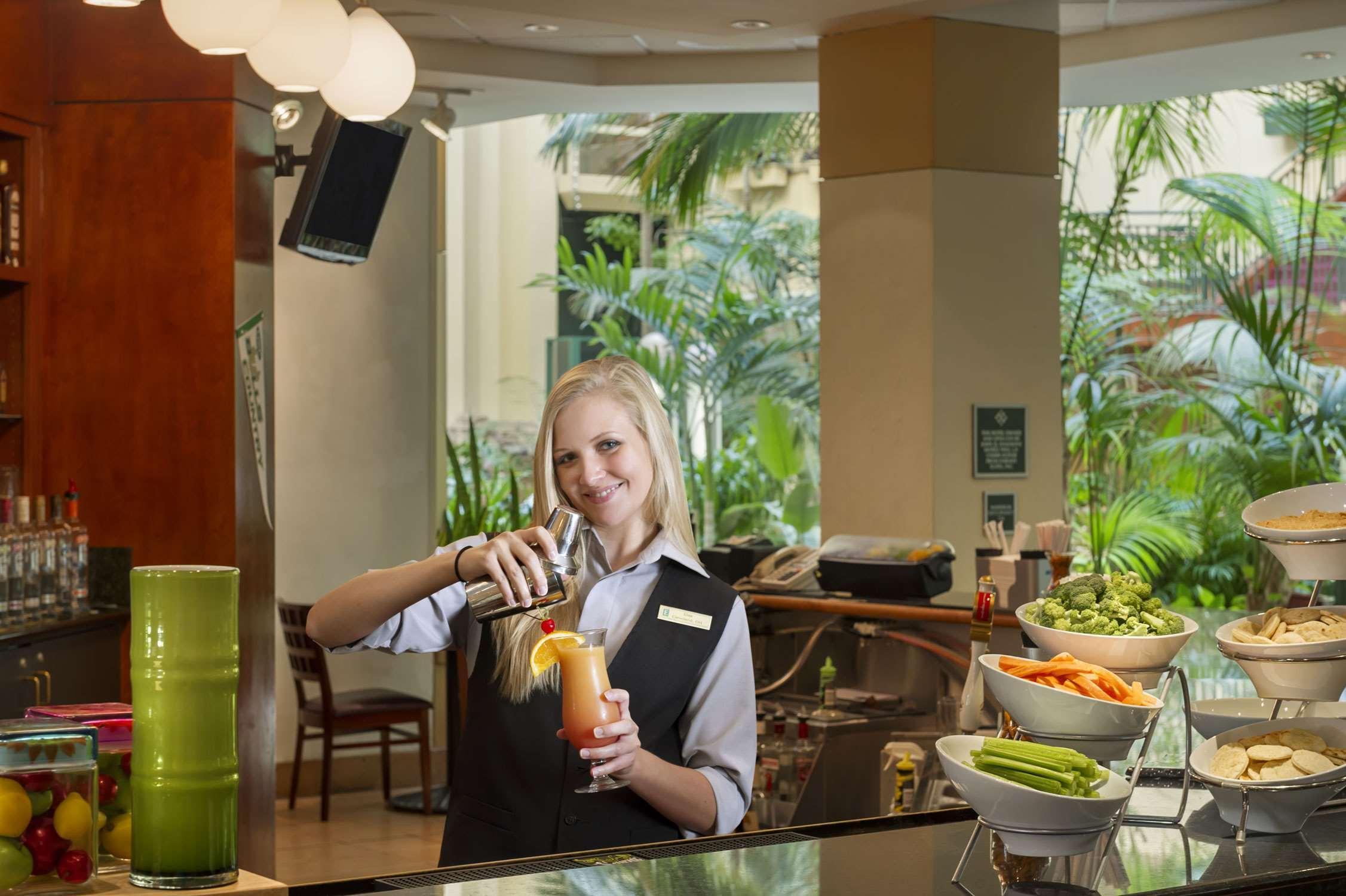 Embassy Suites By Hilton Tampa Usf Near Busch Gardens Restauracja zdjęcie