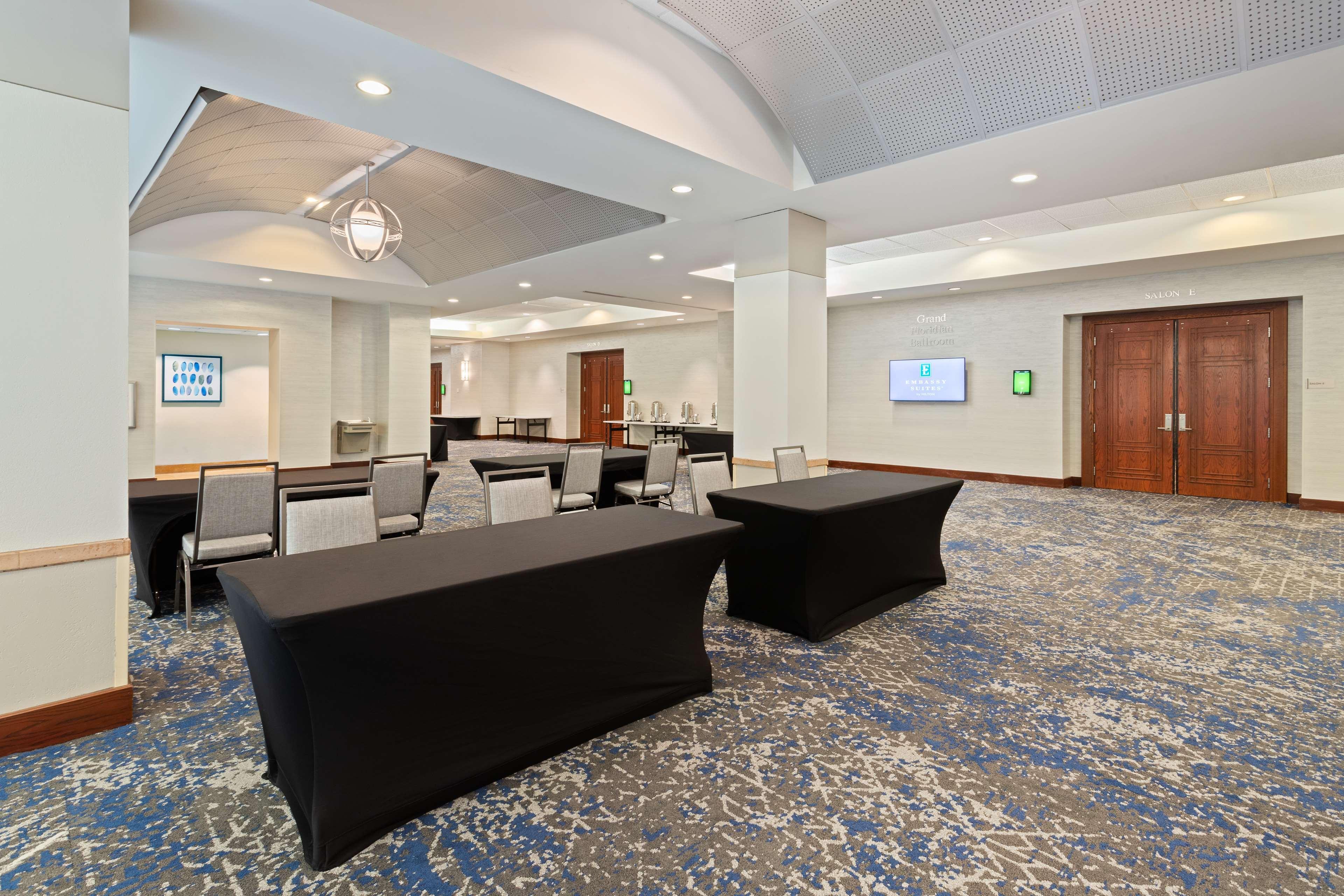 Embassy Suites By Hilton Tampa Usf Near Busch Gardens Zewnętrze zdjęcie
