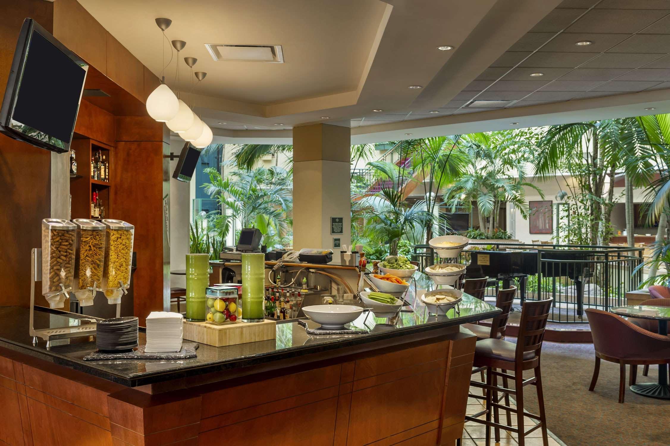 Embassy Suites By Hilton Tampa Usf Near Busch Gardens Zewnętrze zdjęcie