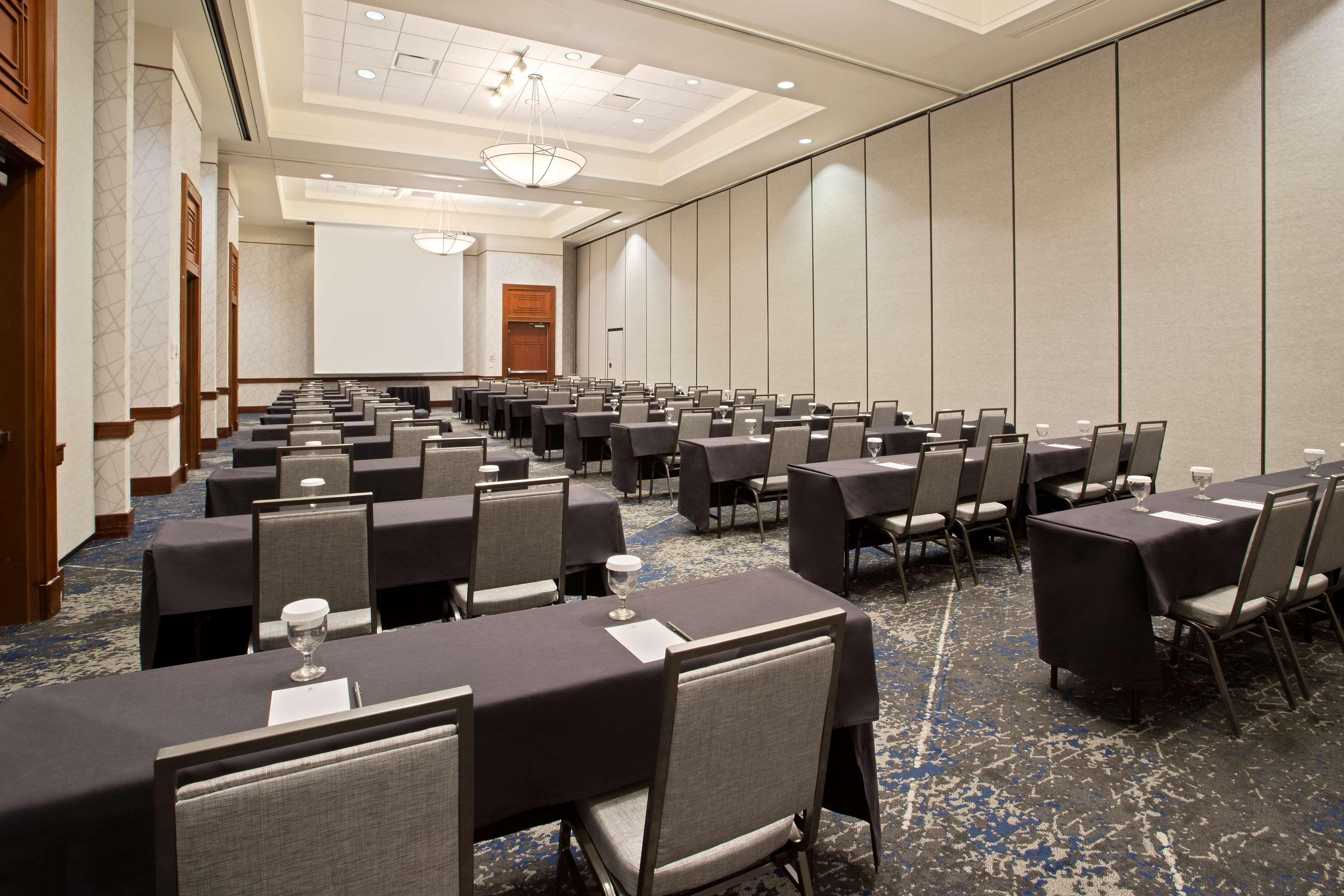 Embassy Suites By Hilton Tampa Usf Near Busch Gardens Zewnętrze zdjęcie
