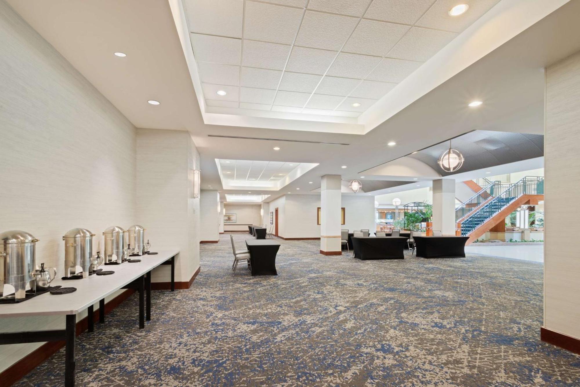 Embassy Suites By Hilton Tampa Usf Near Busch Gardens Zewnętrze zdjęcie