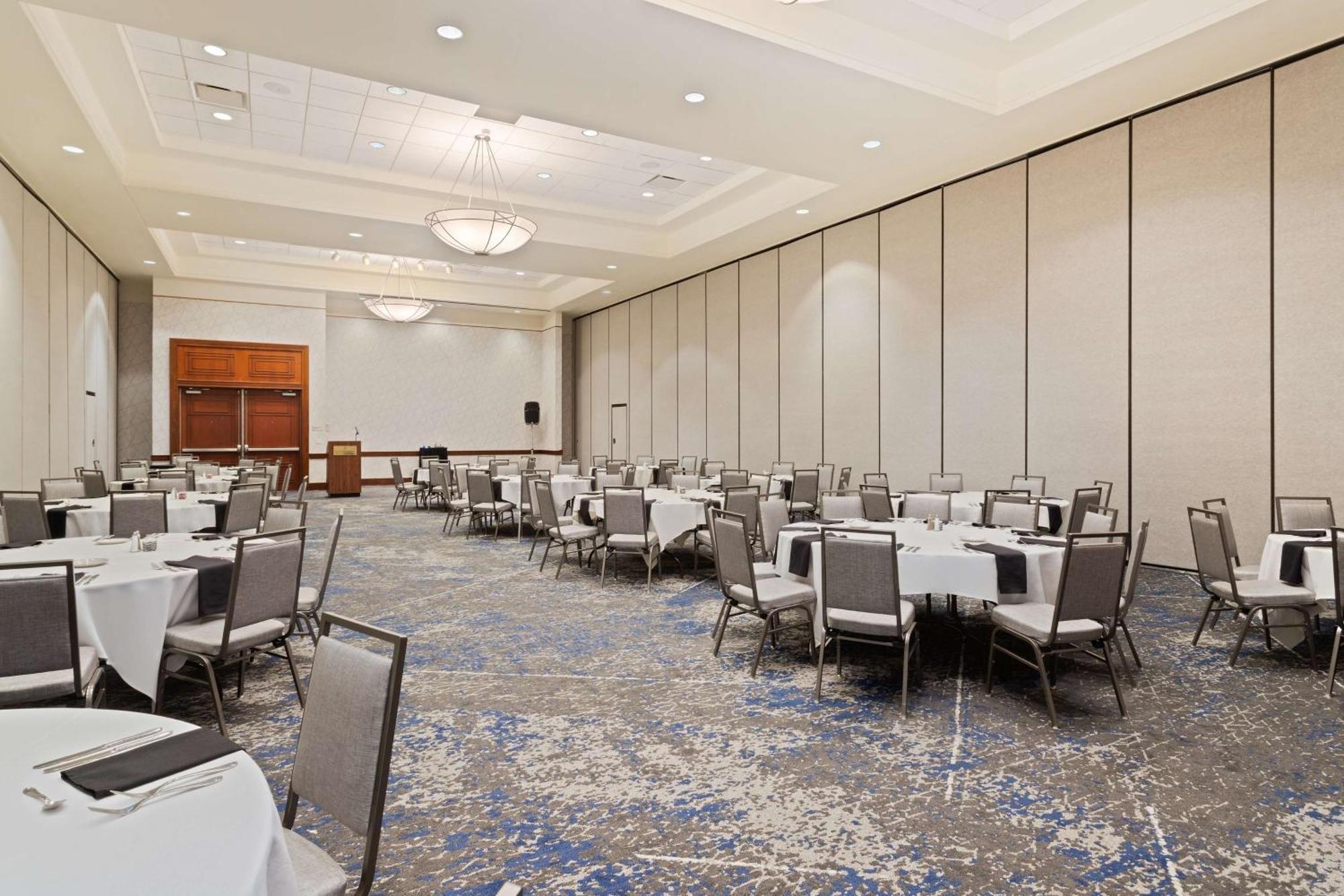 Embassy Suites By Hilton Tampa Usf Near Busch Gardens Zewnętrze zdjęcie